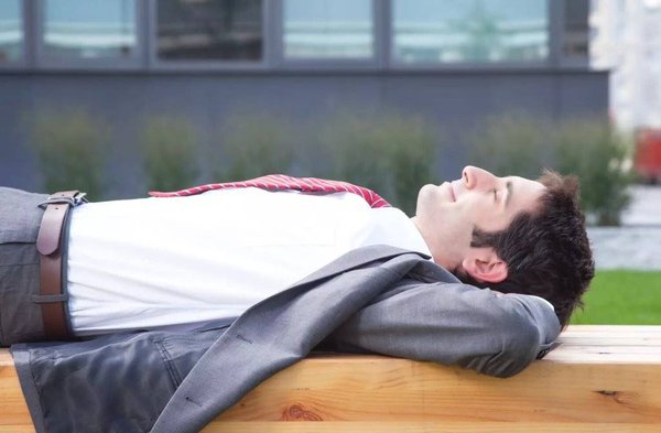 La sieste au travail : bien-être et productivité